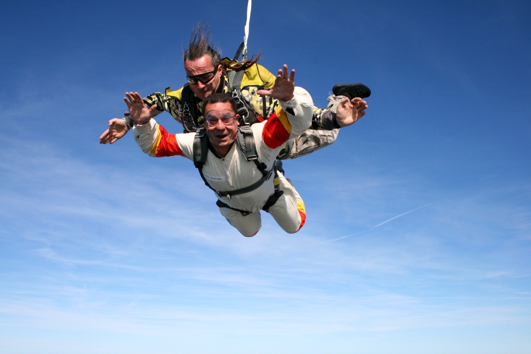 Tandem skydiving men